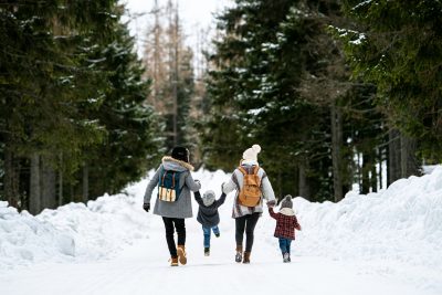 一家人带着孩子散步，保持了寒假的常规