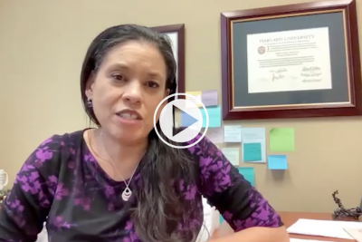 Trina Bly博士在她的办公室谈论尿布皮疹