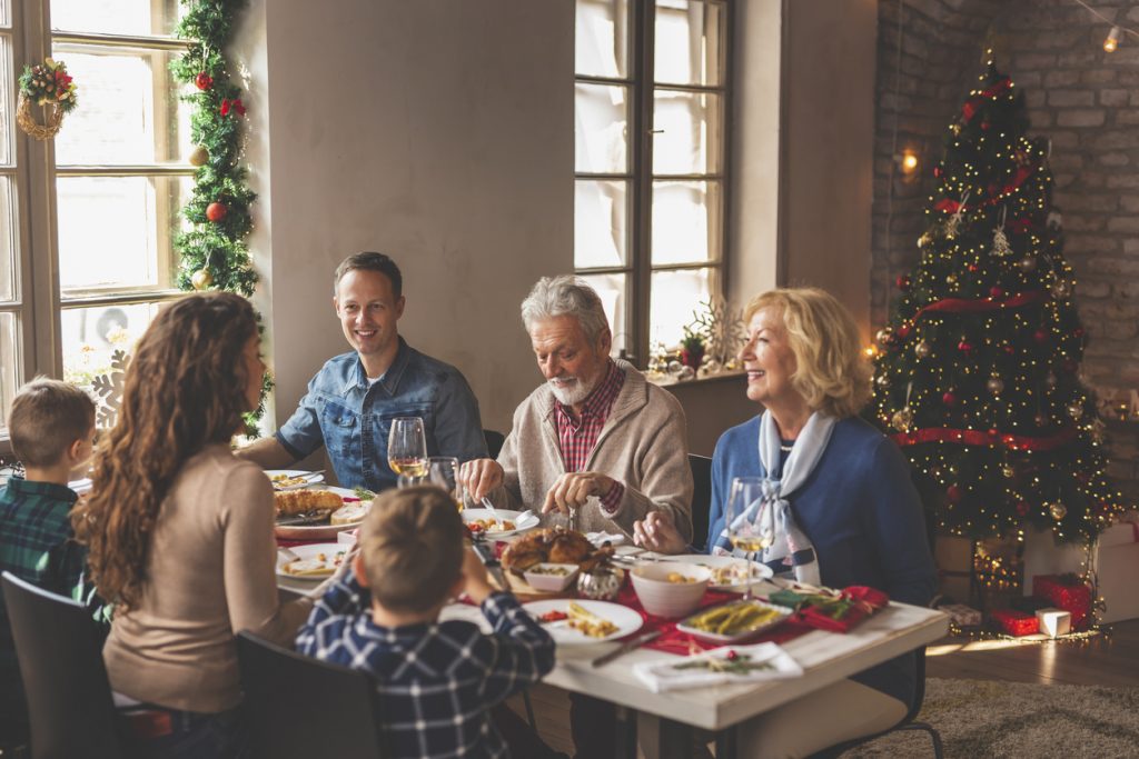 家人聚在一起吃圣诞晚餐，练习节日安全提示