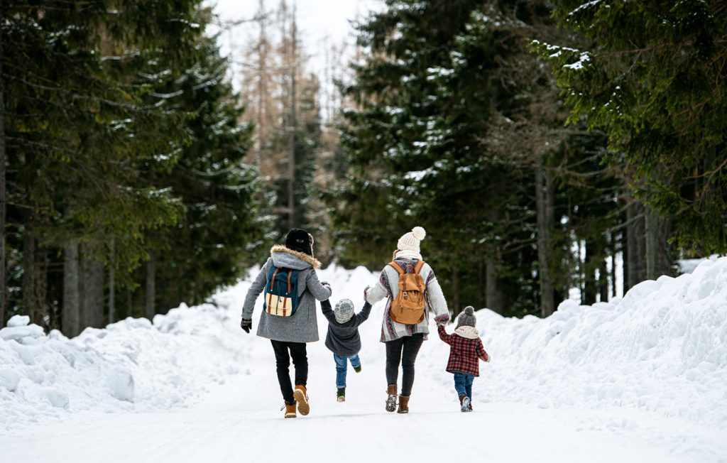 家庭和孩子们一起散步，保持着寒假的常规
