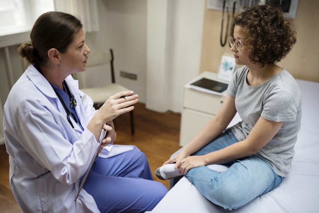 医生在一个十几岁的女孩第一次去看妇科医生时向她咨询